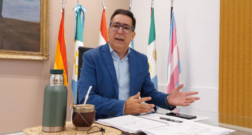 Gustavo Martínez anunció la política salarial municipal para 2022, resaltando la importancia de la educación y medidas especiales por maternidad y tratamientos oncológicos
