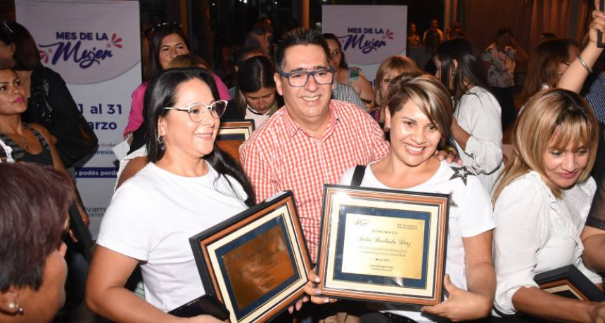 Mes de la Mujer: Martínez homenajeó a más de 70 mujeres del barrio Güiraldes y zonas aledañas