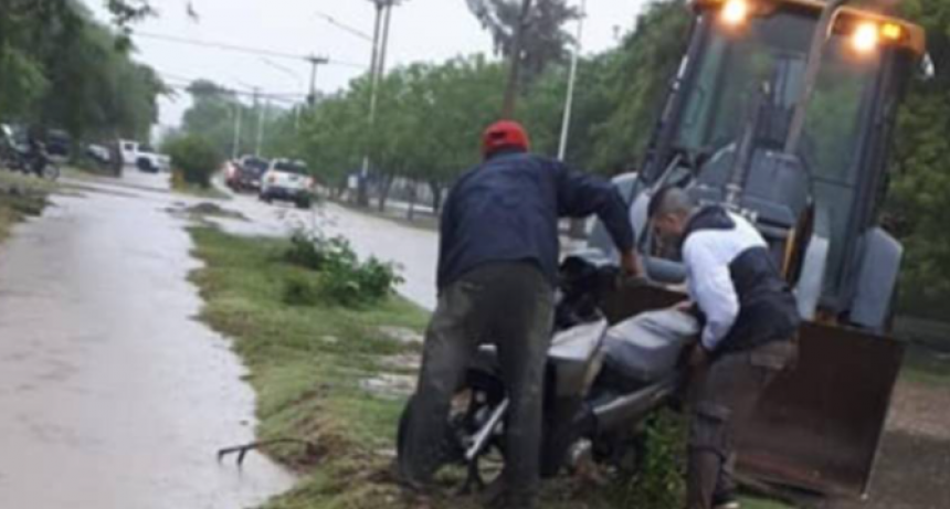 Un motociclista cayó en un pozo no señalizado en una calle inundada