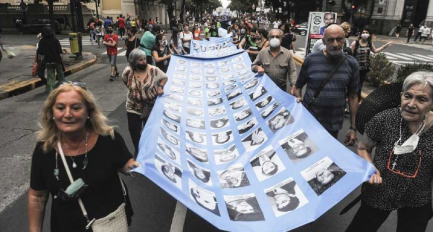 La Plaza de Mayo vuelve a ser el epicentro de la conmemoración a 46 años del golpe