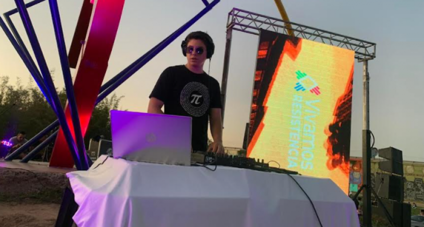 Marta Carrara junto a Iván Martínez DJ este domingo en el Posta del Sol 