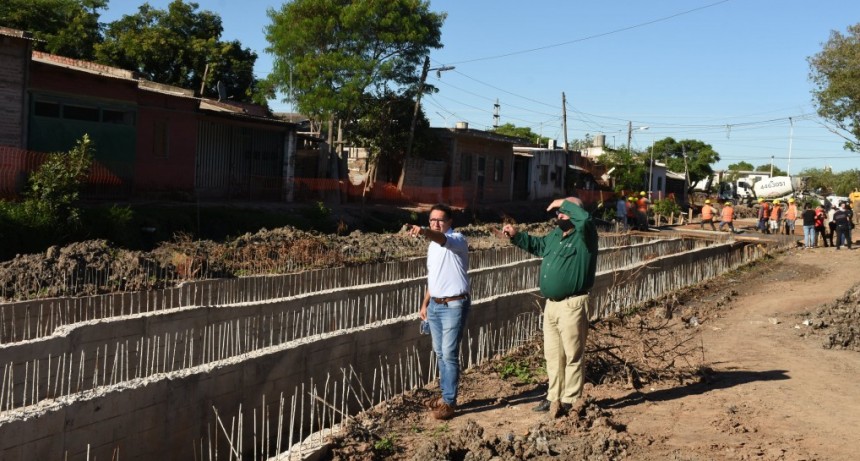 Gustavo Martínez recorrió la obra del conducto troncal de desagües pluviales de la calle Duvivier aliviará los problemas hídricos de gran parte de la Cuenca de Villa Libertad