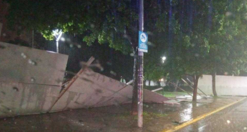 Se cayó una de las barreras perimetrales de la Plaza 25 de Mayo por la tormenta