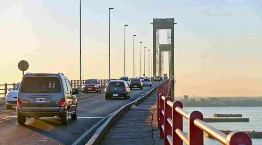 Un adolescente se tir&oacute; del puente y cay&oacute; en una estructura de hierro: fue hospitalizado