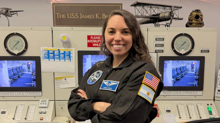 Es de Lan&uacute;s, m&eacute;dica espacial, se postul&oacute; para ser astronauta de la NASA y sue&ntilde;a con viajar a la Luna