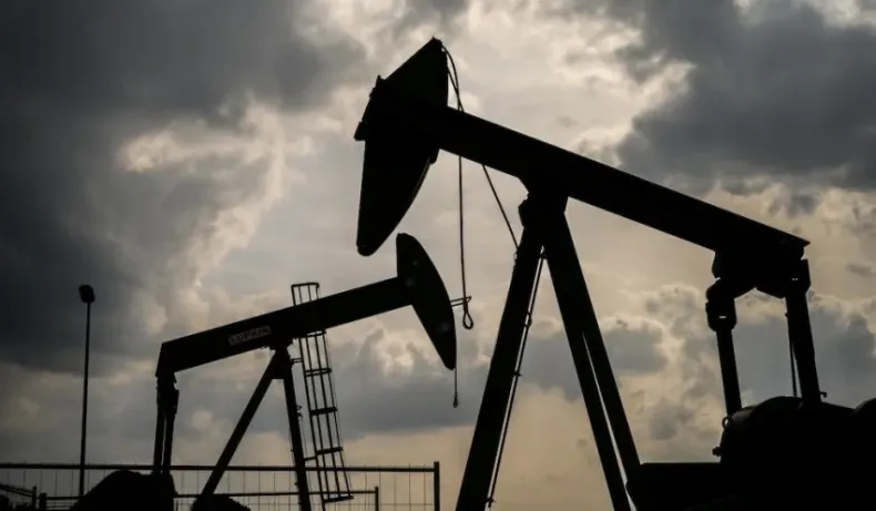 El petr&oacute;leo cay&oacute; con fuerza, se alej&oacute; de los USD 100 y llev&oacute; alivio a los mercados