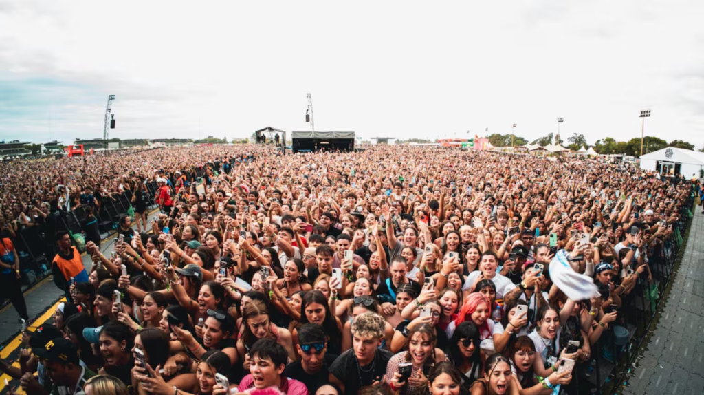 Sabrina Carpenter cerr&oacute; el Lollapalooza Argentina 2026 con sus hits, glamour y el &ldquo;arresto&rdquo; a Mar&iacute;a Becerra