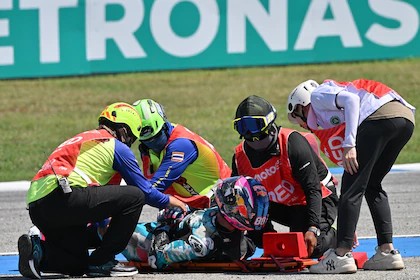 Escalofriante accidente en una carrera de motociclismo: sufri&oacute; una ca&iacute;da en la pista y un rival lo pas&oacute; por encima