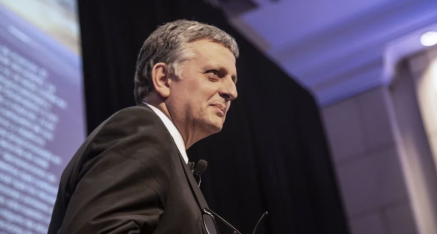 El presidente de YPF afirm&oacute; que &ldquo;no va a haber cimbronazos&rdquo; en el precio de los combustibles"