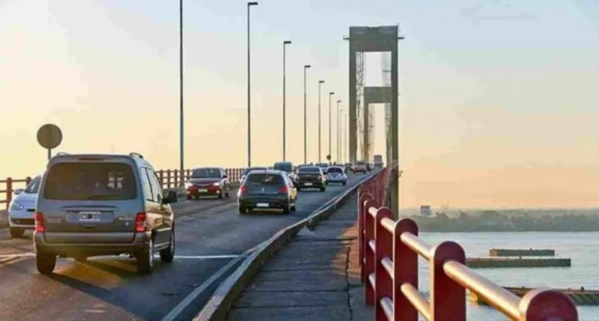 Un adolescente se tir&oacute; del puente y cay&oacute; en una estructura de hierro: fue hospitalizado
