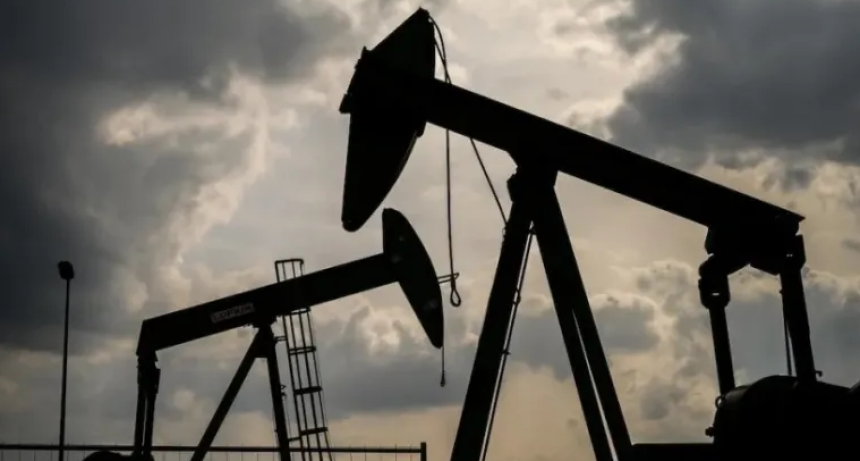 El petr&oacute;leo cay&oacute; con fuerza, se alej&oacute; de los USD 100 y llev&oacute; alivio a los mercados