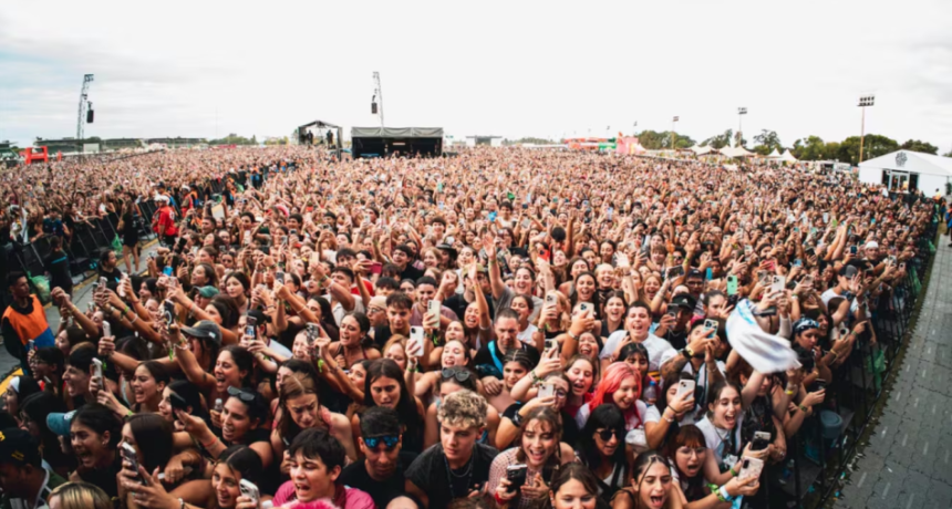 Sabrina Carpenter cerr&oacute; el Lollapalooza Argentina 2026 con sus hits, glamour y el &ldquo;arresto&rdquo; a Mar&iacute;a Becerra