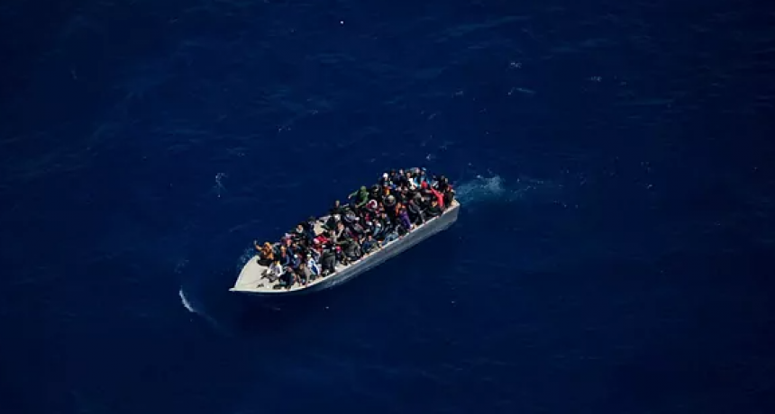 Italia rescata a inmigrantes tras m&aacute;s de 60 horas a la deriva 