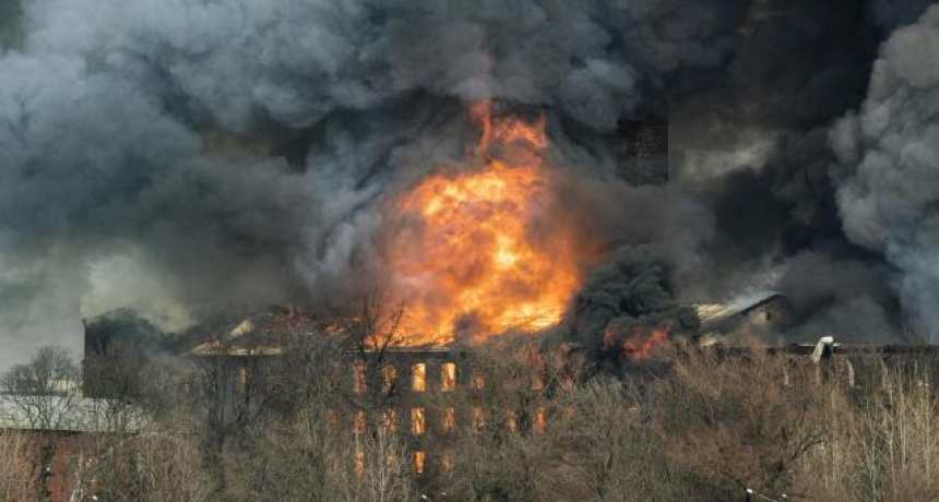 Colosal incendio en una hist&oacute;rica f&aacute;brica de San Petersburgo
