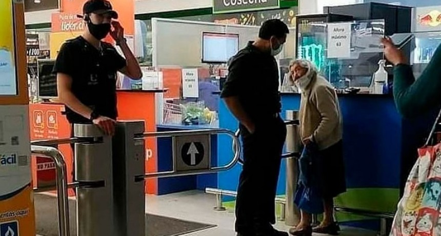 Indignante: Guardias negaron ingreso a mujer de 100 a&ntilde;os en un supermercado 