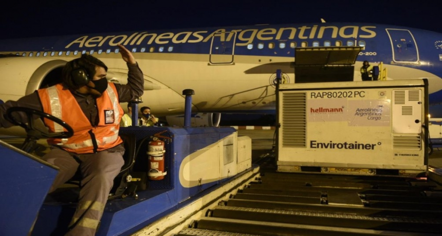 Llega desde China un nuevo vuelo con vacunas Sinopharm