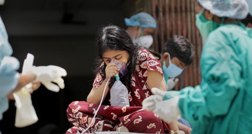 La comunidad internacional env&iacute;a ayuda a India para hacer frente a la pandemia