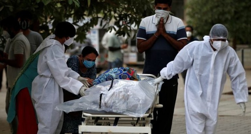 La India registr&oacute; el primer descenso de casos y muertes por COVID-19 en una semana