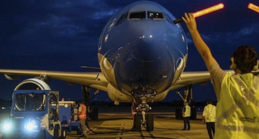 Parte un nuevo vuelo a China en busca de 1 mill&oacute;n de dosis m&aacute;s de Sinopharm