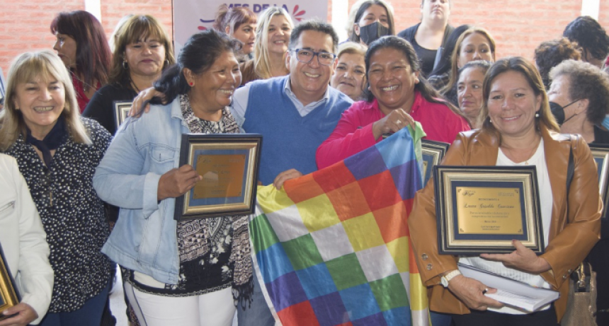 Gustavo Martínez agasajó a 40 mujeres en el barrio Toba por su tarea social