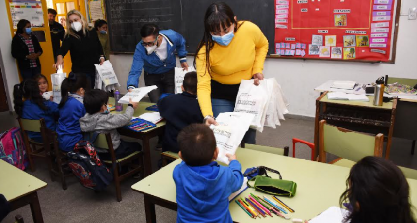 Estudiar en mi Ciudad”: Resistencia entregó útiles escolares en la Escuela 315