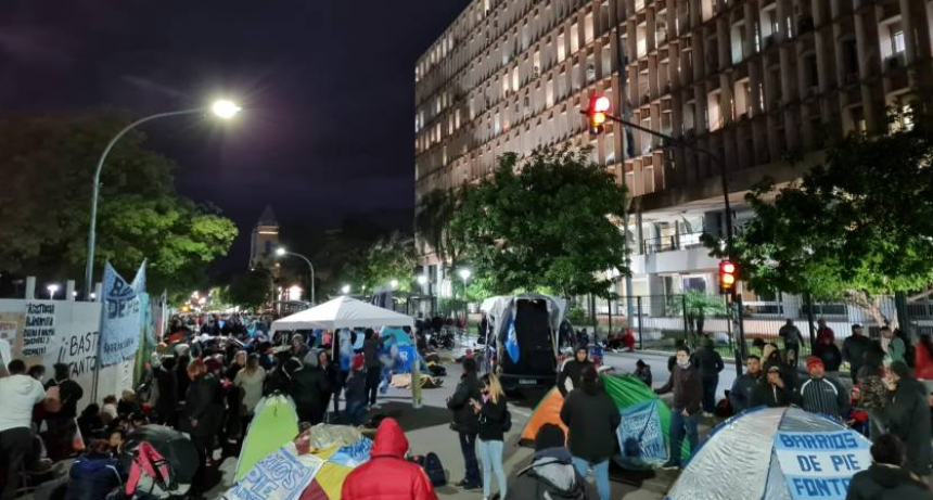 Aumentarán el monto de la Tarjeta Alimentar tras las protestas de organizaciones sociales