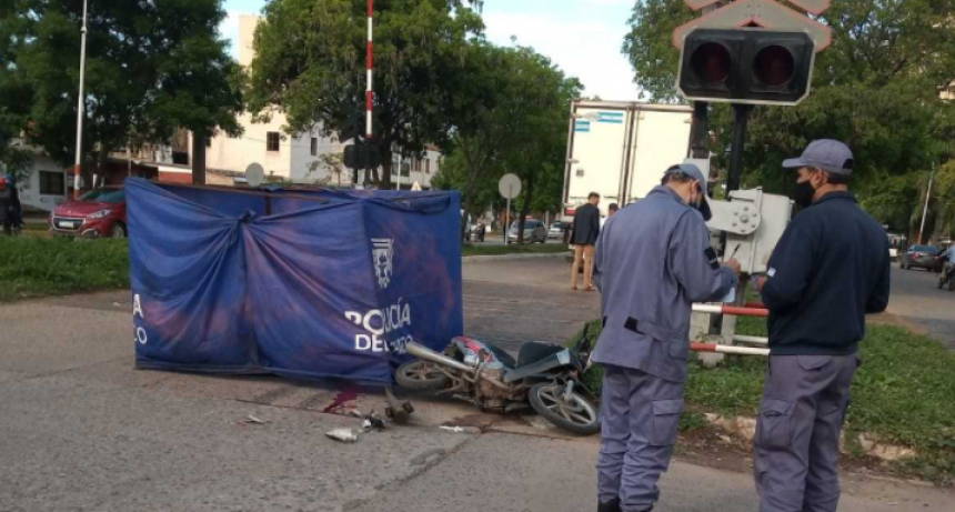 Falleció una mujer en Resistencia tras un choque entre una moto y un camión