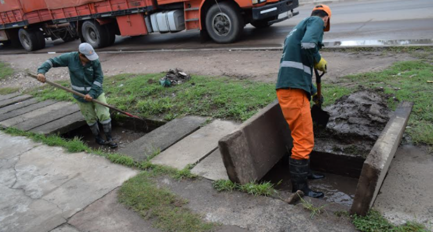 Se ejecutó la limpieza del sumidero frente al Tiro Federal que estaba obstruido por residuos