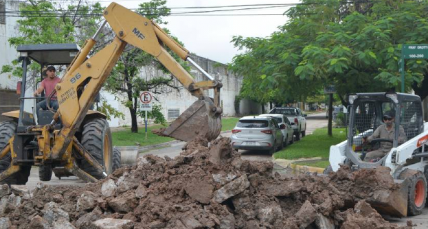 La Municipalidad de Resistencia ejecuta bacheo en Yrigoyen y Fray Grotti, en Villa del Carmen 