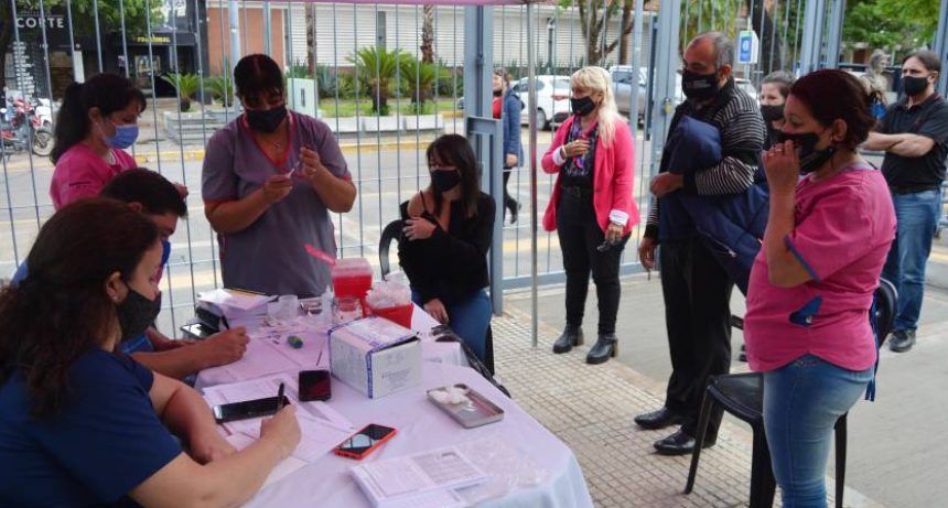 Durante todo abril, continúan vacunando contra Covid-19 y completando el calendario nacional