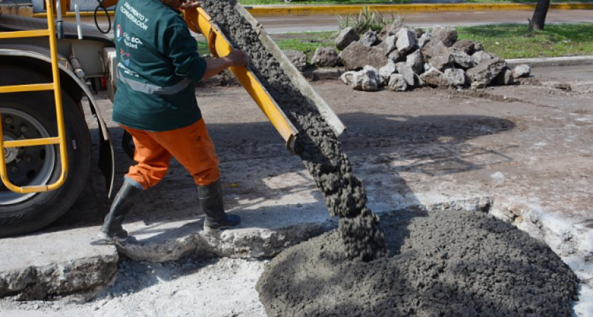 El Municipio avanza con las tareas de bacheo en avenida Las Heras