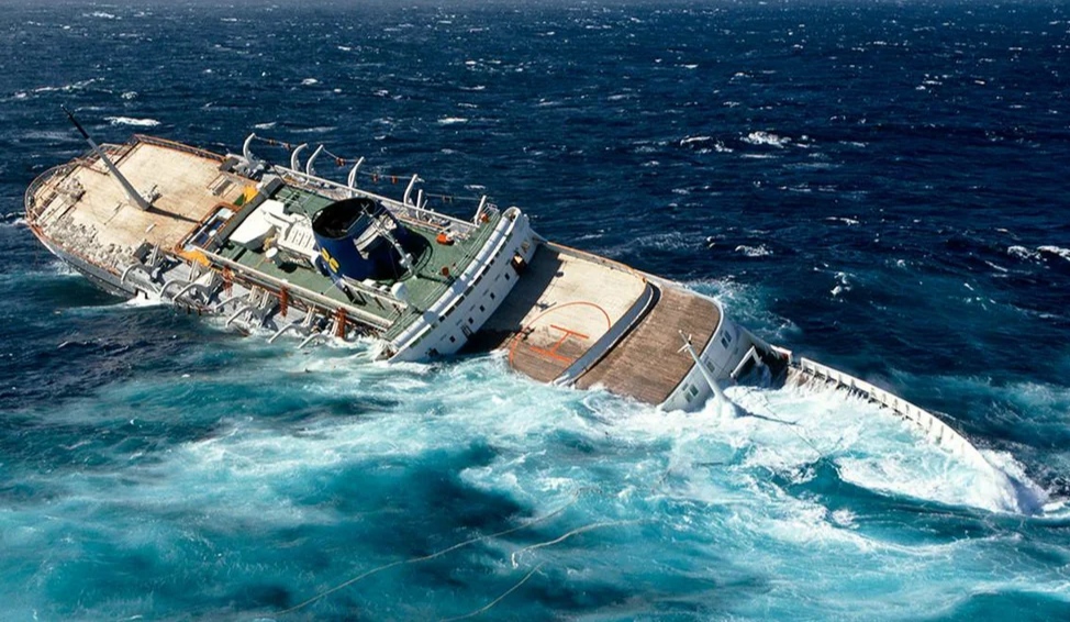 La noche que un guitarrista, una bajista y un mago salvaron a 581 personas de morir en un crucero que se hundía en altamar