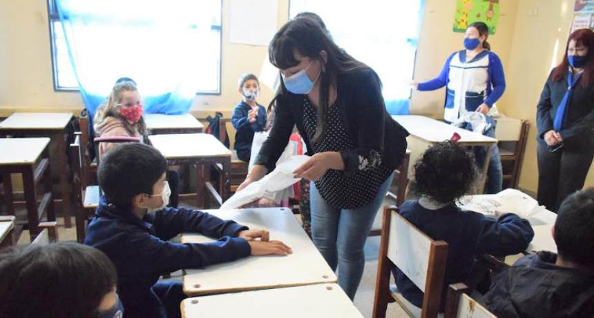 Se entregó kits de útiles escolares a casi 700 alumnos de la Escuela N° 242 