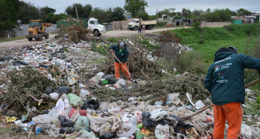 Se erradicó otro minibasural en orilla de laguna Villa Los Lirios en Resistencia