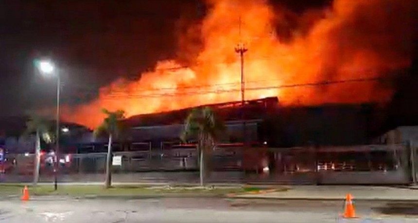 Con 20 dotaciones de bomberos, lograron controlar un incendio en una planta de Bimbo