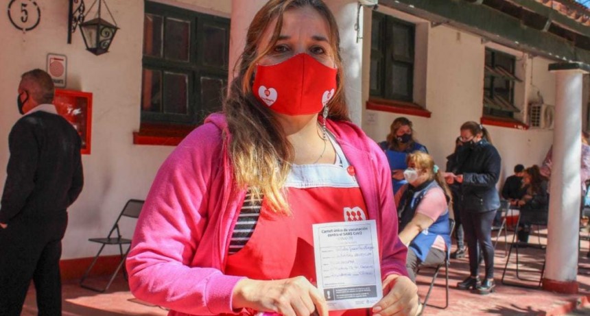 Vacunaci&oacute;n contra COVID-19: Dan turnos a personas de riesgo por exposici&oacute;n 