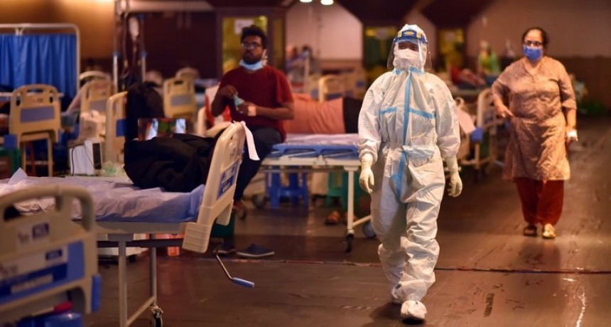 A pesar de un descenso en los contagios en India, todav&iacute;a registra 300.000 casos y 3.800 muertes diarias