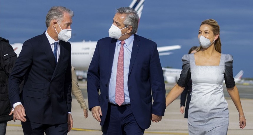 Tras su arribo a Par&iacute;s, el Presidente recibir&aacute; empresarios y se reunir&aacute; con Macron