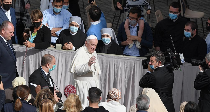  "No es bello hablar adelante de nada, a una c&aacute;mara": El Papa Francisco al p&uacute;blico