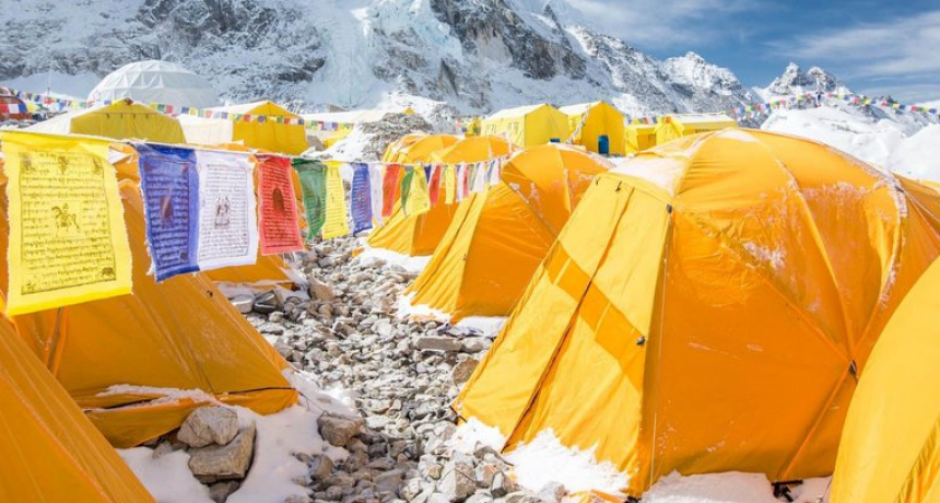 Tragedia en el Everest: un estadounidense y un suizo murieron por agotamiento y ceguera de las nieves