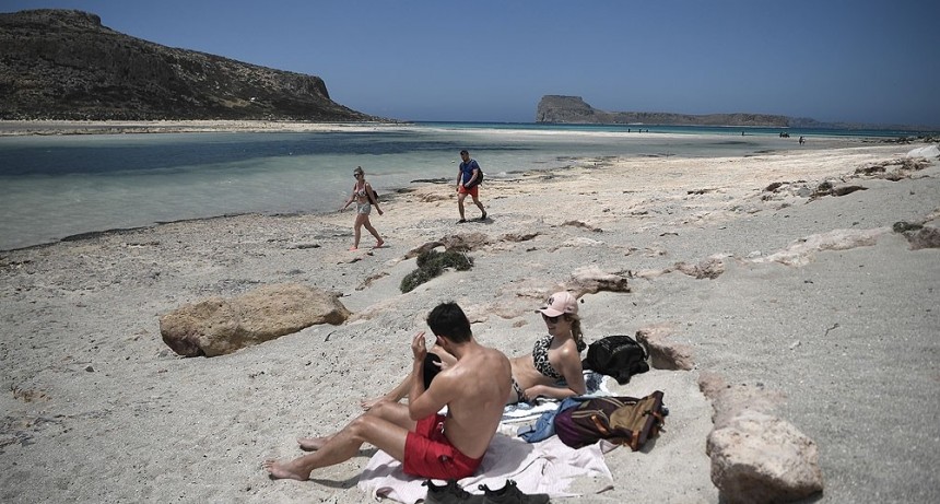 Los turistas empiezan a llegar a Grecia tras el s&uacute;bito fin de las restricciones