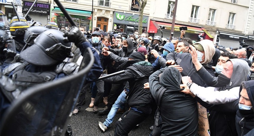 Crecen las protestas tras las denuncias de suicidio de una joven abusada por polic&iacute;as