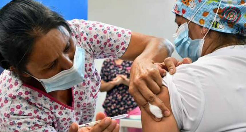 El Gobierno analiza la incorporaci&oacute;n de nuevos &ldquo;grupos estrat&eacute;gicos&rdquo; para la vacunaci&oacute;n contra coronavirus