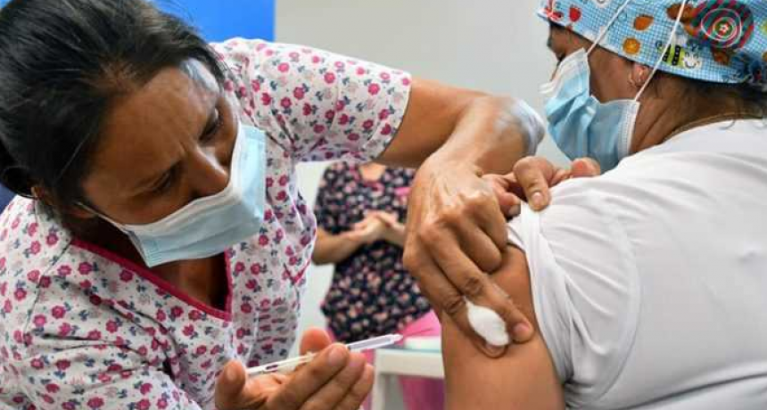 Estudio revel&oacute; que el 98,5% de trabajadores de salud chaque&ntilde;os vacunados desarrollaron anticuerpos