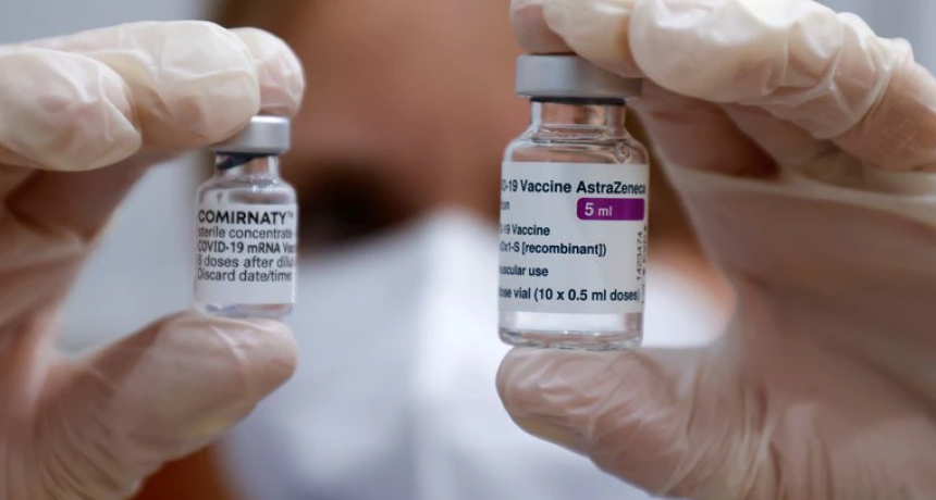 Espa&ntilde;a vacunar&aacute; con Pfizer a los menores de 60 que recibieron una dosis de AstraZeneca