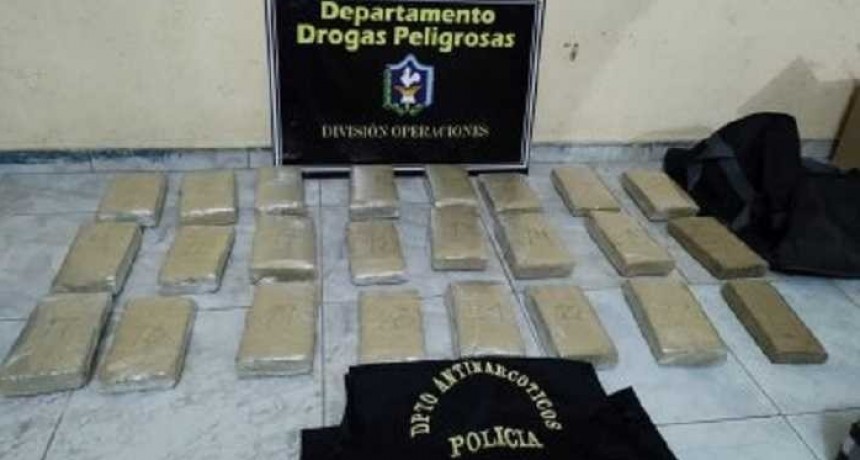 Tras persecuci&oacute;n policial, logran dar con casi 21 kilos de marihuana