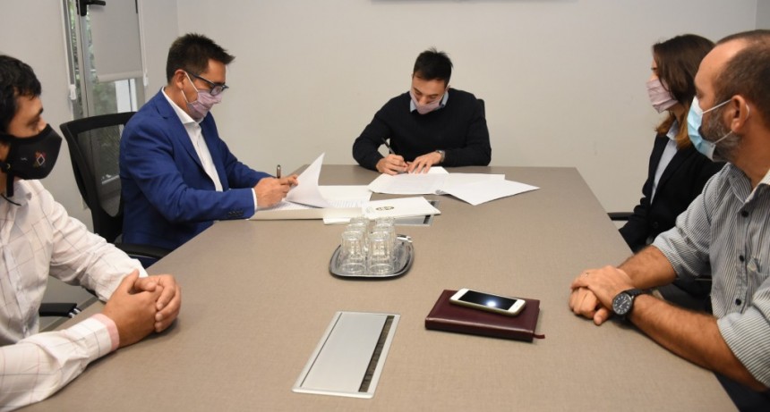 El Intendente y autoridades del Instituto Radiol&oacute;gico firman convenio para separar residuos reciclables  