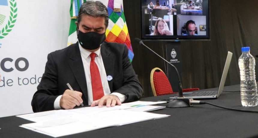 Capitanich firm&oacute; convenios con cooperativas ap&iacute;colas para fortalecer la producci&oacute;n de miel