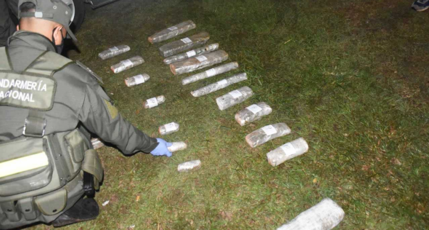 Circulaban con 13 kilos de marihuana ocultos en los z&oacute;calos y guardabarros de su auto