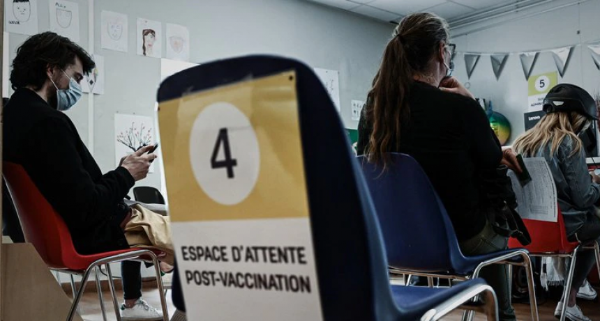 Francia abri&oacute; la vacunaci&oacute;n contra el COVID-19 a todos los mayores de 18 a&ntilde;os